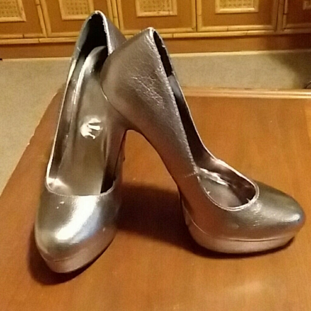 Joey O high heels Goldtone. 5.5 heel size 9
